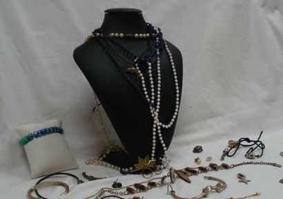 null Lot de bijoux fantaisie, comprenant des bracelets, colliers, une bague ...