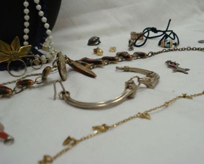 null Lot de bijoux fantaisie, comprenant des bracelets, colliers, une bague ...