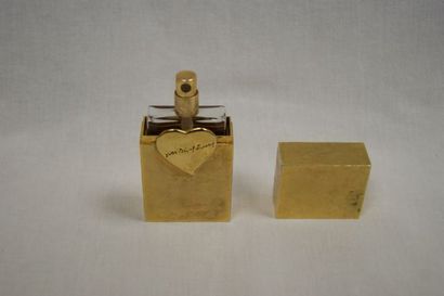 null Etui en bronze doré, contenant un vaporisateur d'eau de parfum YSL. Modèle de...
