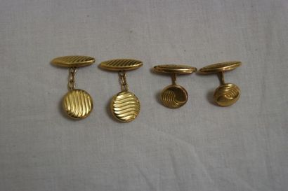 null Lot de bijoux fantaisie, comprenant 1 collier, une chaîne, deux paires de boutons...