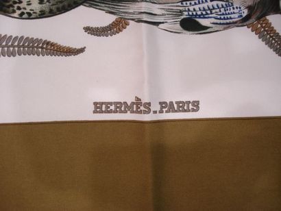null HERMES Carré en soie "Gibiers" par H. De Linares . 88 x88 cm . Un petit fil...