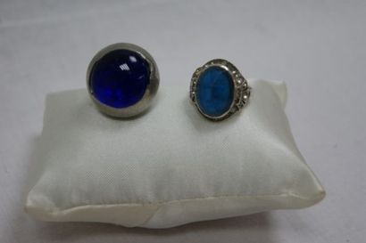 null Lot de bijoux en en métal argenté et verre bleu, comprenant 2 bagues et une...