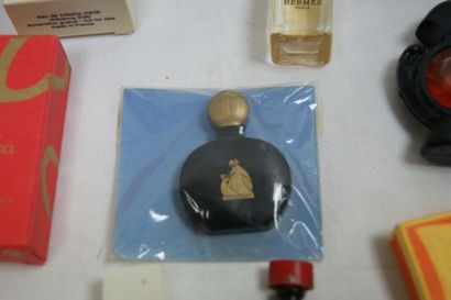 null Lot de miniatures de parfums dont Hermès, Cartier, Lanvin, Léonard, Révillon...