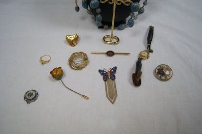 null Lot de bijoux fantaisie, comprenant une montre Tylex en plaqué or, un pin's...