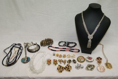 null Fort lot de bijoux fantaisie, comprenant colliers, bracelets, clips, broches...