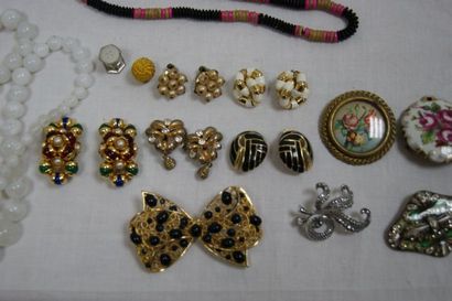 null Fort lot de bijoux fantaisie, comprenant colliers, bracelets, clips, broches...