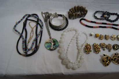 null Fort lot de bijoux fantaisie, comprenant colliers, bracelets, clips, broches...