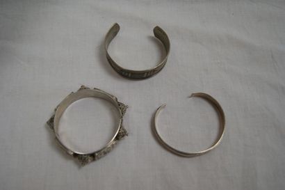 null ORIENT Lot de bijoux, comprenant un collier orné de corail (?), 3 bracelets...