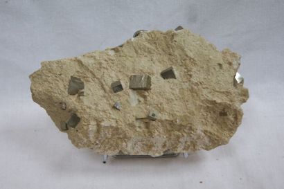 null Eléments de pyrite sur gangue. 18x 13 cm