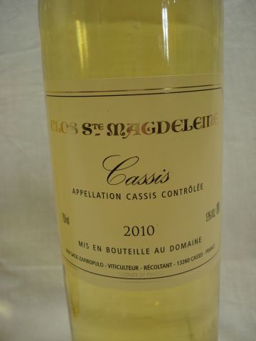 null 5 bouteilles de Clos Sainte Magdeleine, Cassis Blanc, 2010.