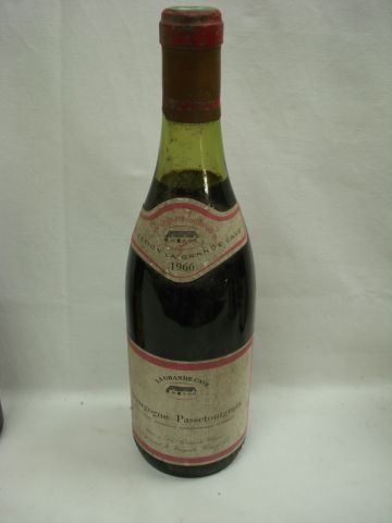 null Lot de 6 bouteilles de Bourgogne : 1 Chassagne Montrachet Clos Saint Jean 1977...