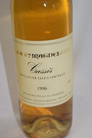 null 6 Bouteilles de Cassis blanc , clos Saint Magdeleine , 1996 . Une lb