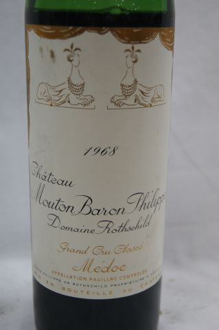 null 1 bouteille de Pauillac Mouton Baron Philippe de Rothschild , 1968 . Nb et ...