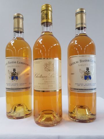 null Lot de 3 bouteilles : 1 bouteille de Château Suduiraut, 1er Grand Cru Classé...