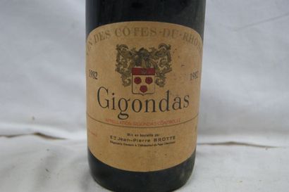 null Lot de 2 bouteilles de vin rouge : Gigondas 1982 (B) et Bourgeuil 1995.