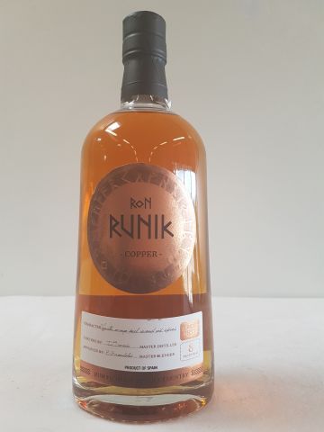 null 1 bouteille de Rhum Runik, Copper, from the basque country 8 ans d'âge
