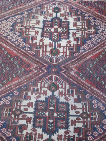 null IRAN (Afchar) Tapis en laine, à décor géométrique sur fond rouge. 160 x 125...