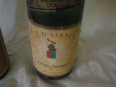null Lot de 2 bouteilles de Gewurztraminer, 1982 et 1985. (LB et B)