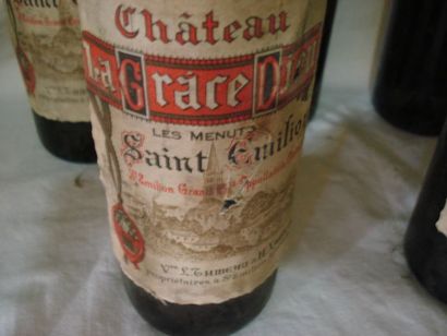 null 8 bouteilles de Saint Emilion, La Grace Dieu, 1966 (?). (ea ou sans étiquettes,...