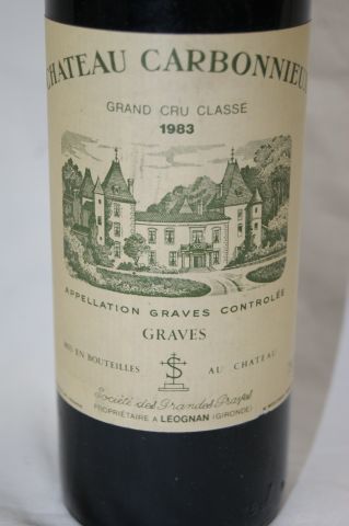 null 1 bouteille de Graves, Château Carbonnieux, 1983.