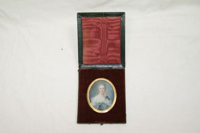 null Ecole française "Femme en robe XVIIIe" Miniature sur ivoire. Haut.: 7 cm Dans...