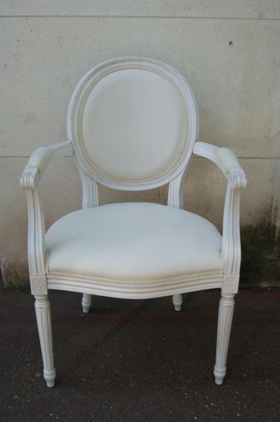 null Fauteuil en bois laqué blanc, garniture de tissu blanc. Style Louis XVI.