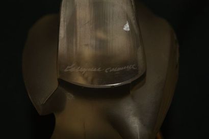 null Dans le goût de Lalique, Petit moineau en cristal moulé. Porte une signature....