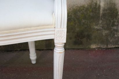 null Fauteuil en bois laqué blanc, garniture de tissu blanc. Style Louis XVI.
