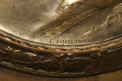 null BARBEDIENNE Coupe sur piédouche en bronze, à décor de la Nymphe Hygie (d'après...