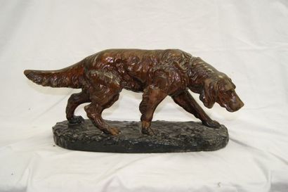 null MADEM Sculpture en plâtre patiné figurant un chien de chasse. Long.: 56 cm