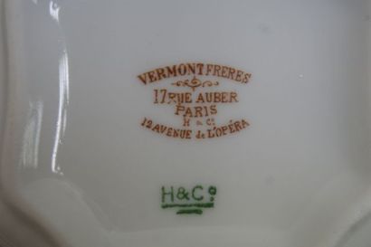 null VERMONT Frères Service en porcelaine blanche, à décor de fleurs, monogrammé...