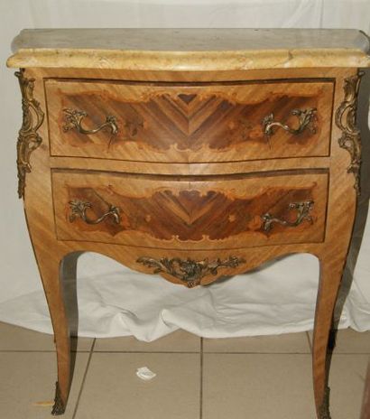 null Petit commode en bois marqueté. Dessus en marbre beige. Style Louis XV. 85 x...