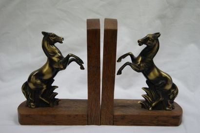 null Paire de serres-livres en bois et bronze, à décor de chevaux cabrés. Haut.:...