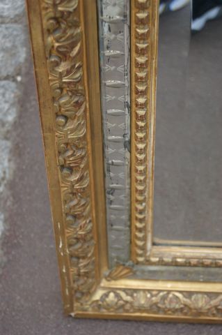 null Important miroir à pare-closes en bois stuqué et doré. 140 x 84 cm (petit manque...