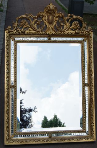 null Important miroir à pare-closes en bois stuqué et doré. 140 x 84 cm (petit manque...