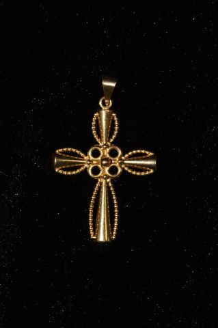 null Pendentif en or jaune, en forme de croix. Poids : 4,58 g