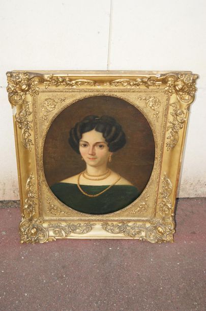 null Ecole française vers 1900, "Portrait de femme au collier" Huile sur toile. 57...
