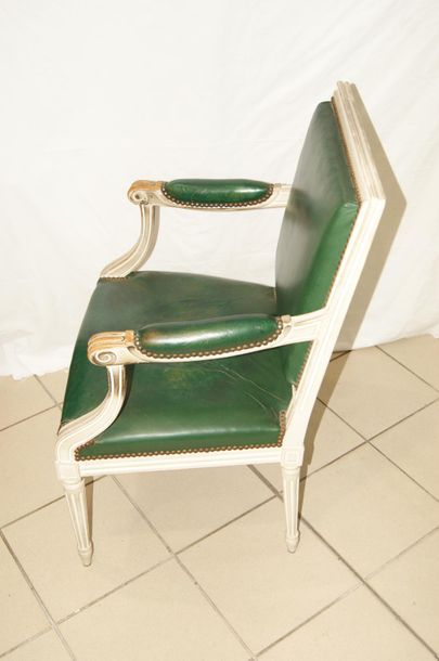 null Fauteuil en bois laqué blanc, garniture de cuir vert. Style Louis XVI.