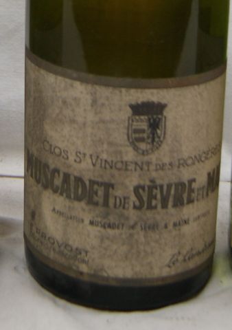 null Lot de 4 bouteilles de Muscadet Sèvre et Maine, 2 de 1981, 2 sans date. (B et...