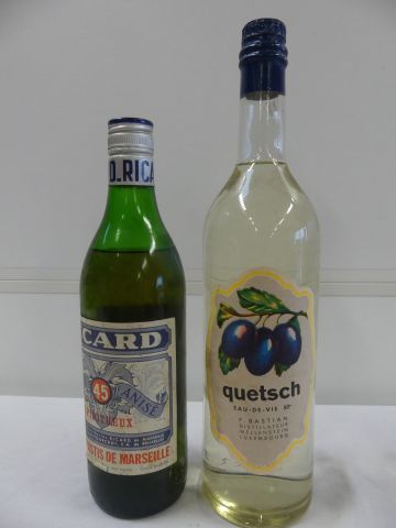 null Lot de 2 bouteilles : 1 très vieille bouteille de Ricard des années 50/60's...