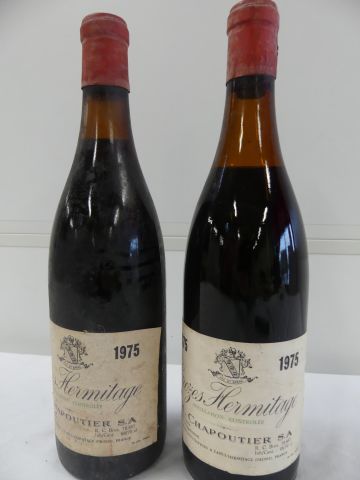 null 2 bouteilles de Crozes Hermitage, M. Chapoutier, 1975 (1 bon niveau et 1 niveau...