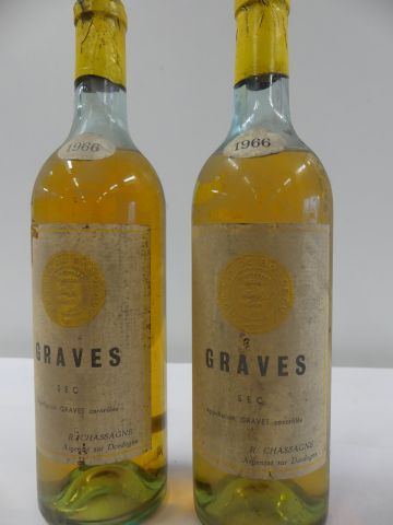 null 2 bouteilles de Graves Blanc 1966 (1 Basse Epaule, 1 Haute Epaule, étiquettes...