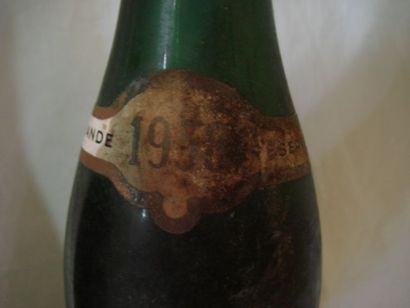 null Lot de 2 bouteilles : 1 de Muscadet de Sèvre et Maine (1938 ?, étiquette très...