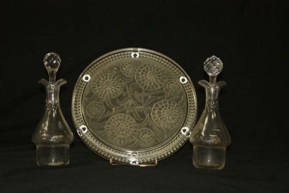 null Lot en verre, comprenant un dessous de plat (diam.: 24 cm) et deux flacons de...