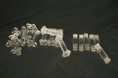 null Lot de 16 porte-couteaux dépareillés en verre et cristal. 3 modèles différents....