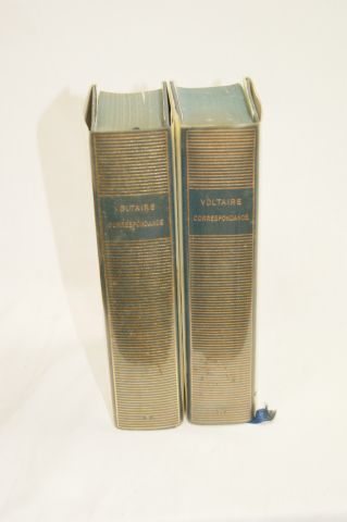 null Bibliothèque de la Pleiade 2 volumes Voltaire comprenant correspondance ed;...