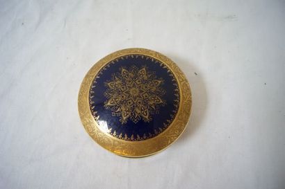 null LIMOGES Bonbonnière en porcelaine bleue à rehauts d'or. Diam.: 12 cm