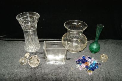 null Lot en verre et cristal, comprenant un vase taillé (très accidenté), une coupe,...