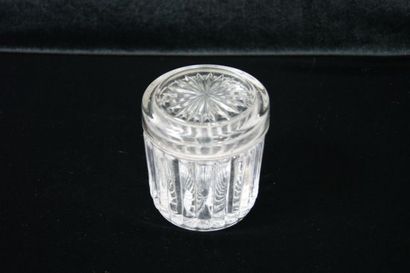null SAINT LOUIS Boîte en cristal moulé. 10,5 x 9 cm