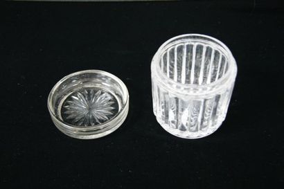 null SAINT LOUIS Boîte en cristal moulé. 10,5 x 9 cm